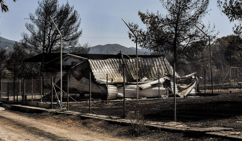 Φωτιά στο Λουτράκι – Κάτοικος: «Έβλεπα το σπίτι μου να καίγεται από τις κάμερες – Οι εικόνες μιλούν από μόνες τους»