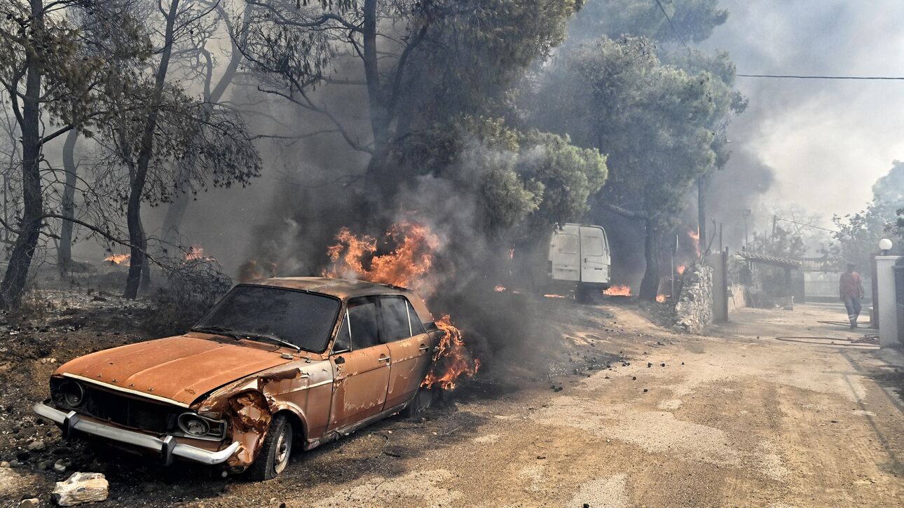 Φωτιά στο Λουτράκι – Αντιπεριφερειάρχης Κορινθίας: «Εικόνα βιβλικής καταστροφής – 40 σπίτια κάηκαν ολοσχερώς»