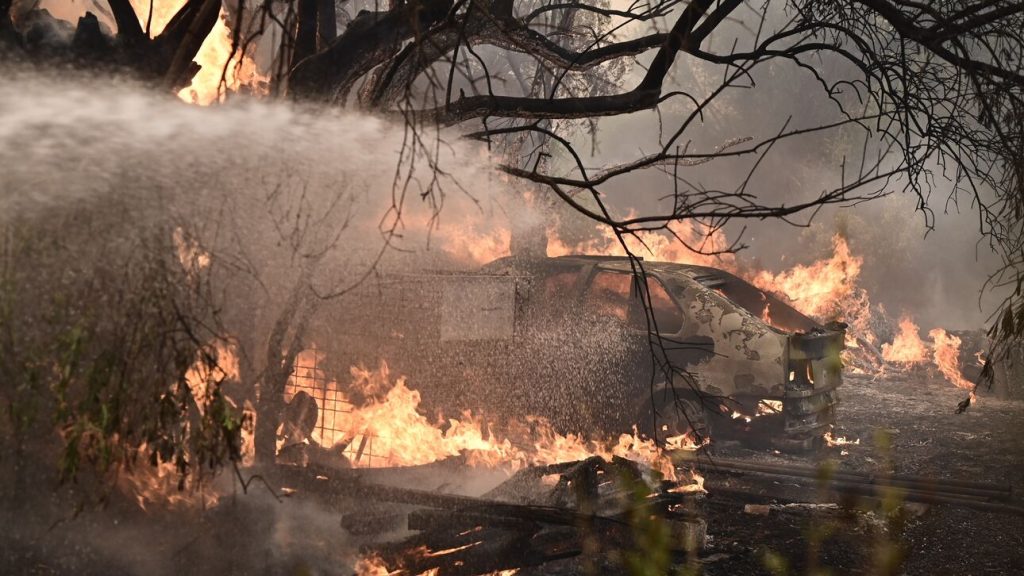 Ξεσπά κάτοικος της Μάνδρας: «Είχαμε φωτιές παντού και δεν είχαμε πυροσβέστες να τις σβήσουν» (βίντεο)