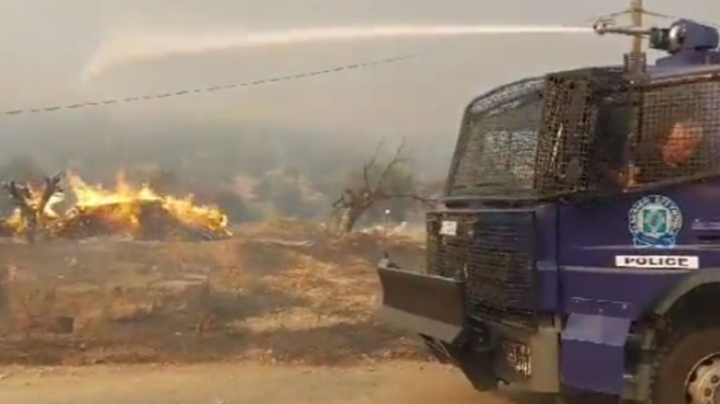 Ακόμα και οι «Αίαντες» της ΕΛ.ΑΣ. στην μάχη κατά της πυρκαγιάς στην Μάνδρα (βίντεο)
