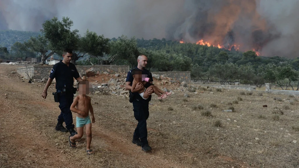 Δερβενοχώρια: «Ένιωσα συγκίνηση» λέει ο πατέρας του αστυνομικού που έσωσε ένα παιδί από την ανεξέλεγκτη φωτιά