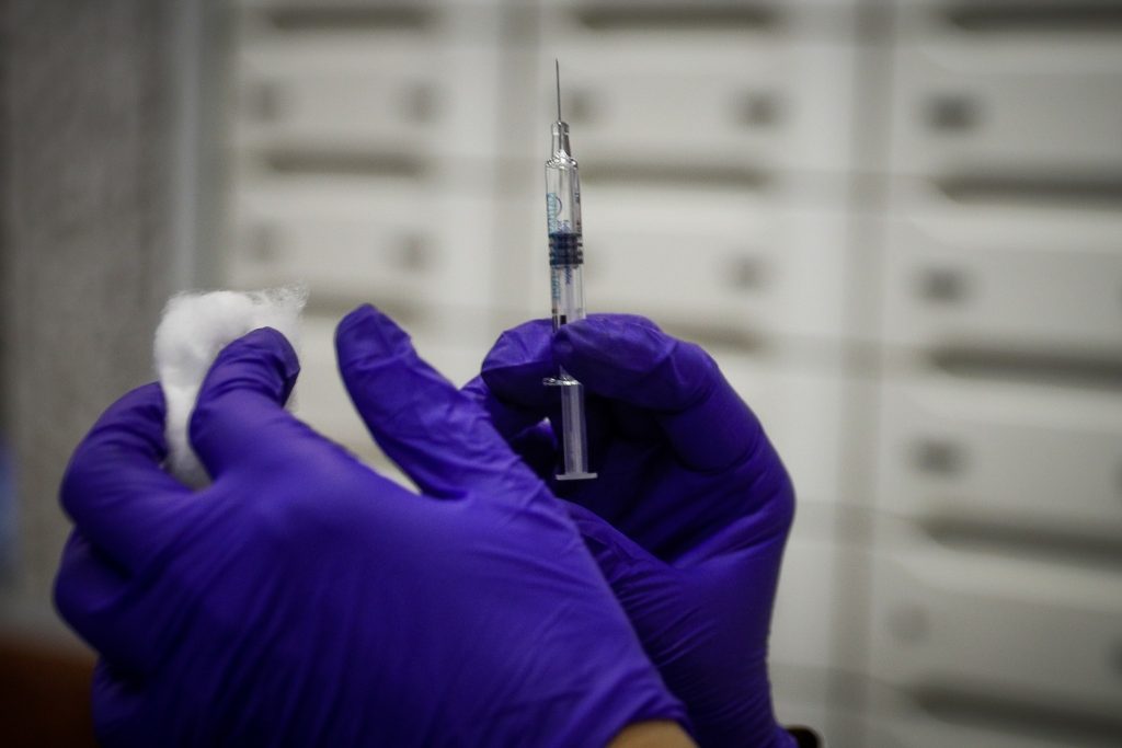 Εγκρίθηκε το πρώτο εμβόλιο για την πρόληψη του αναπνευστικού ιού RSV σε ενήλικες άνω των 60 ετών