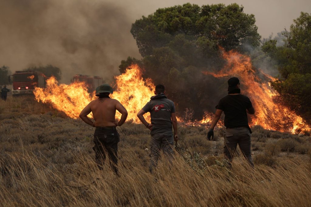Μεγάλη αναζωπύρωση σε Μέγαρα και Μάνδρα, καίγονται σπίτια – Εκκενώνεται το χωριό Λεύκα – Μάχη να μη φτάσει Πάρνηθα η φωτιά (upd)