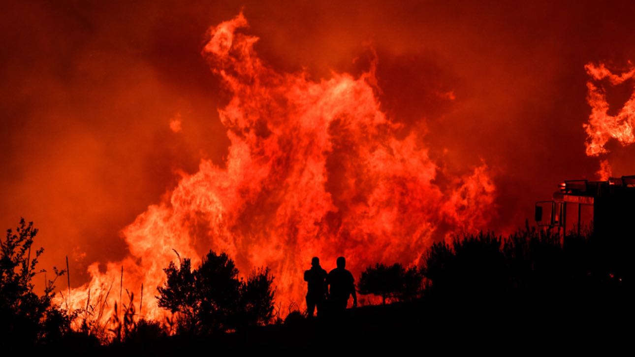 Ανεξέλεγκτο το πύρινο μέτωπο σε Μάνδρα, Λουτράκι και Νέα Πέραμο: Εφιάλτης για τους κατοίκους