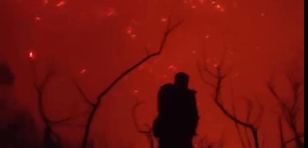 «Συνεχίζουμε»: Συγκλονιστικό βίντεο μέσα στις φλόγες – Οι μάχες των πυροσβεστών