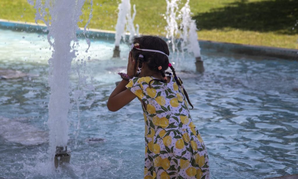 Καύσωνας: Οι Γερμανοί συστήνουν μεσημεριανή σιέστα, ελαφριά ρούχα και κρύα ποδόλουτρα