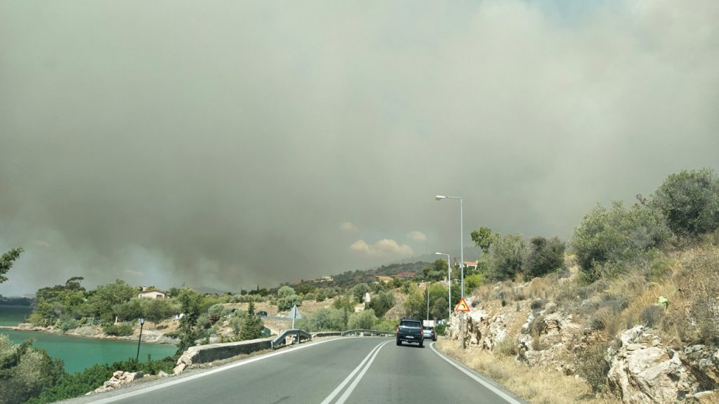 Φωτιά στη Νέα Πέραμο: Δείτε ποιοι δρόμοι έχουν κλείσει