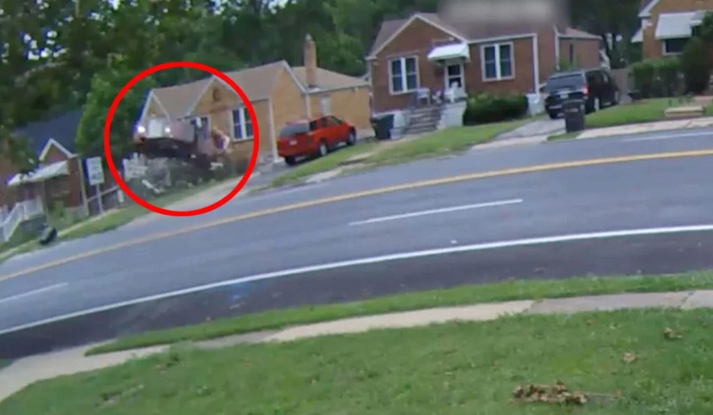 ΗΠΑ: Η στιγμή που αυτοκίνητο εκτοξεύεται στον αέρα και «καρφώνεται» σε σπίτι – Νεκρή μια 73χρονη (βίντεο)