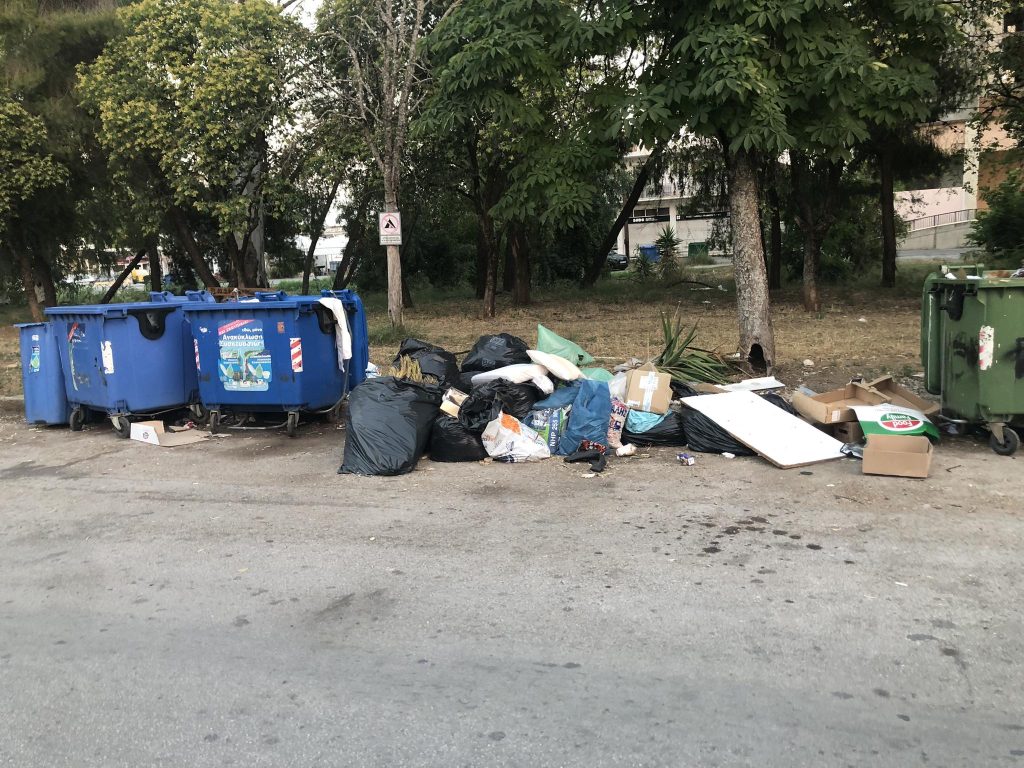 Καύσωνας: Ο Δ.Αθηναίων κάνει έκκληση στους πολίτες – «Μην κατεβάζετε σκουπίδια 11:00-17:00»