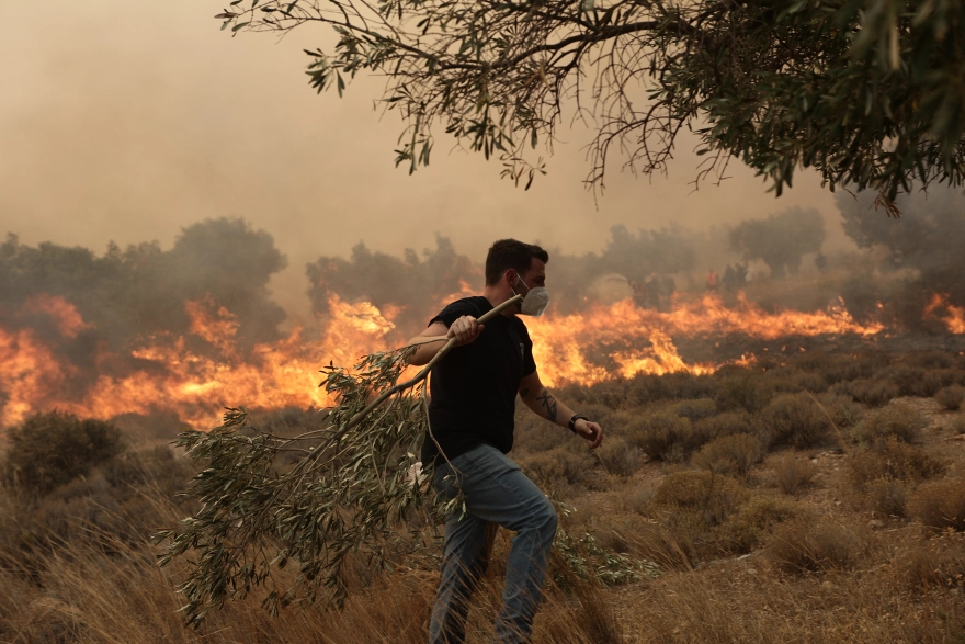 Για τέταρτη μέρα καίγεται η χώρα – Οι αναζωπυρώσεις και τα ενεργά μέτωπα σε όλη την Ελλάδα