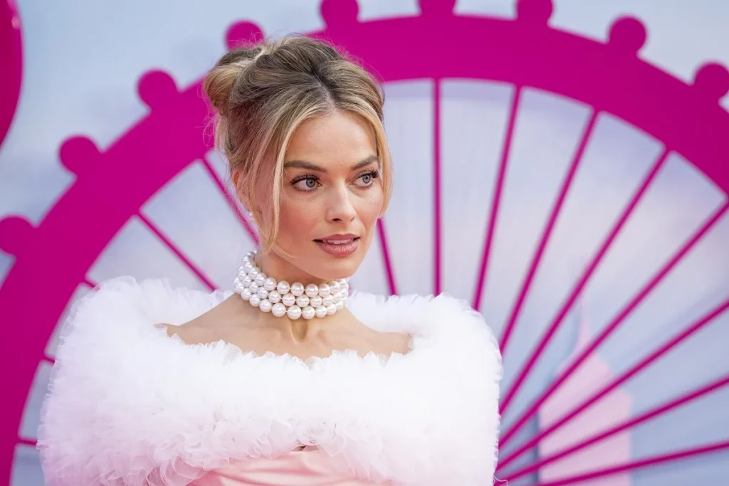 Όλοι «υποκλίνονται» στα πόδια της Μάργκοτ Ρόμπι – Έγιναν το απόλυτο trend στη Google