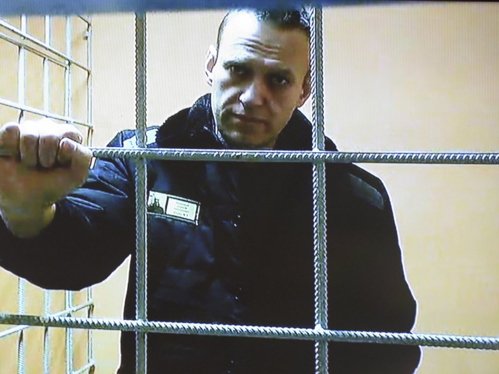 Οι Ρώσοι εισαγγελείς ζήτησαν να επιβληθεί ποινή κάθειρξης 20 ετών σε σωφρονιστική αποικία στον Αλεξέι Ναβάλνι