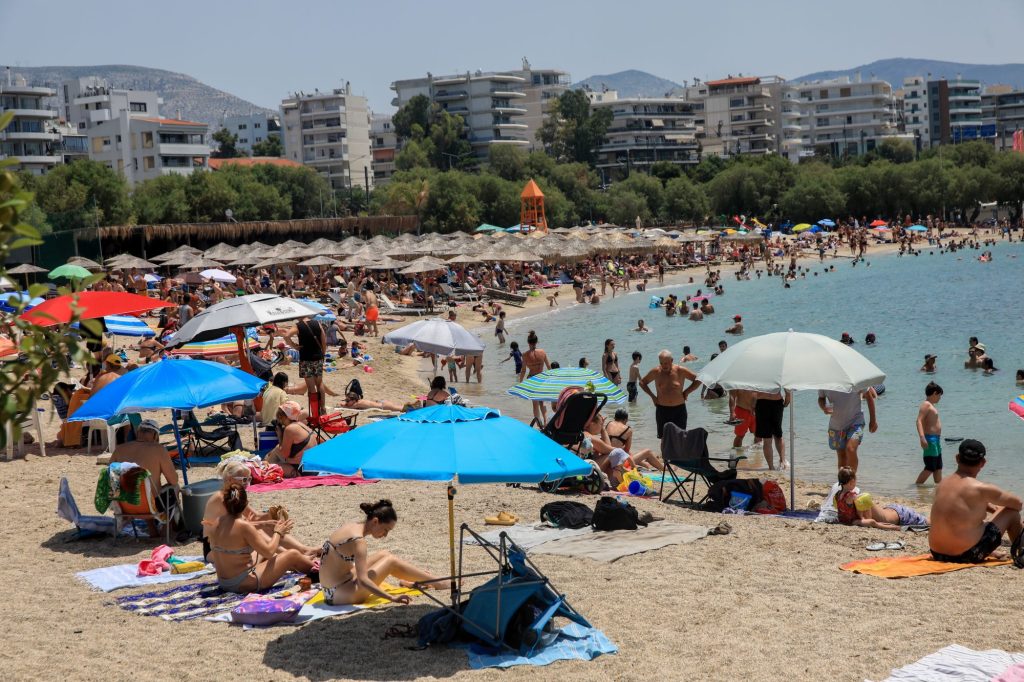 Ακράτα: Χειροπέδες σε πέντε άτομα για παράνομες ξαπλώστρες και ομπρέλες σε παραλίες
