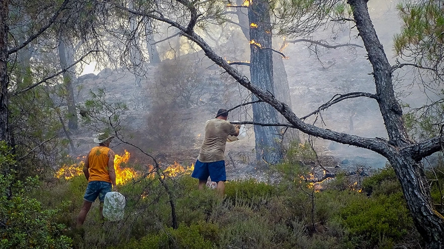Ρόδος: H στιγμή που εθελοντές προσπαθούν να σβήσουν τη φωτιά με κουβάδες, μπιτόνια και βαρέλια (φωτο)