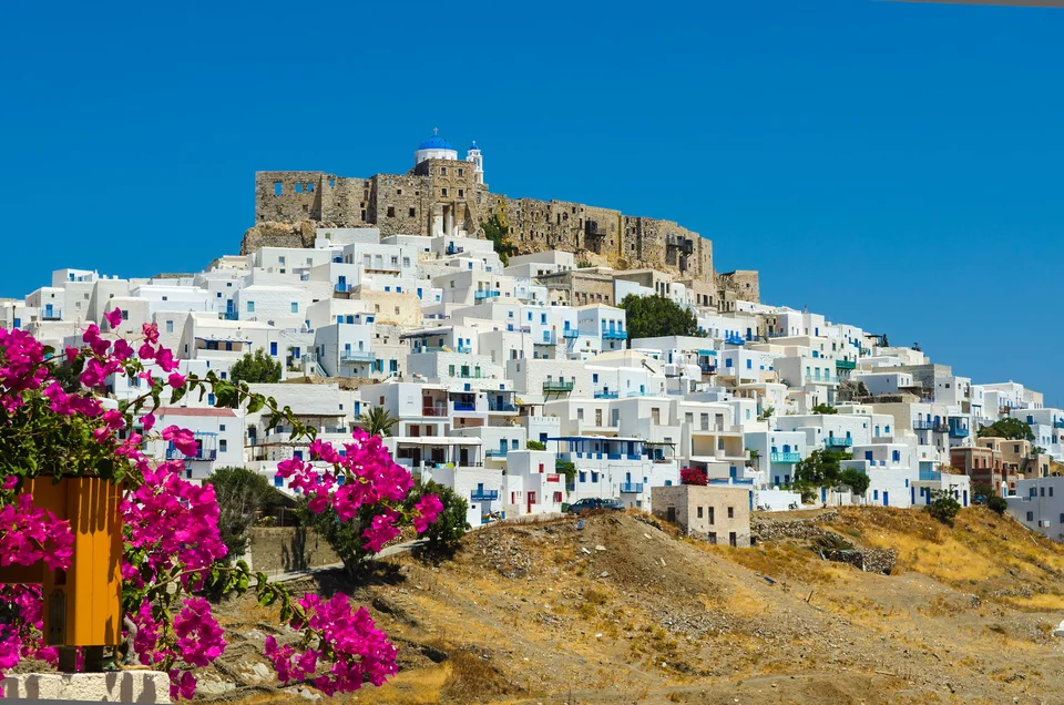 H Le Figaro «ψηφίζει» Ελλάδα για διακοπές και προτείνει την Αστυπάλαια ως το νησί με τις 1.000 αποχρώσεις του μπλε