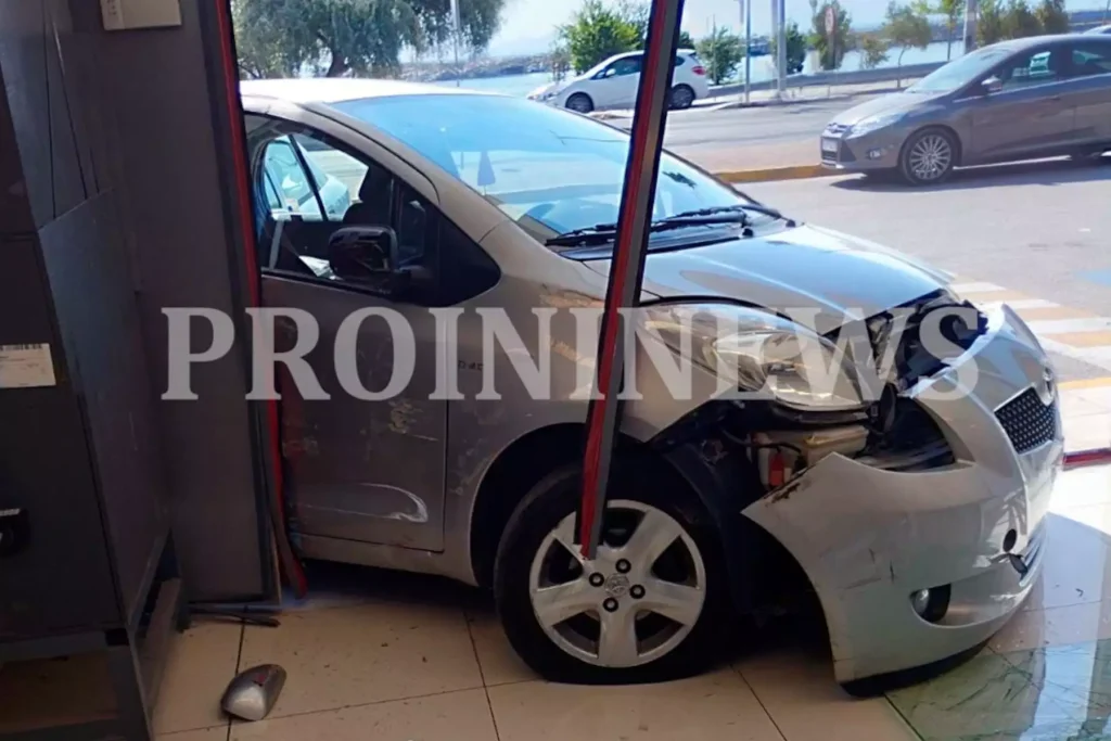 Καβάλα: Αυτοκίνητο «μπούκαρε» σε σούπερ μάρκετ σπάζοντας τη τζαμαρία