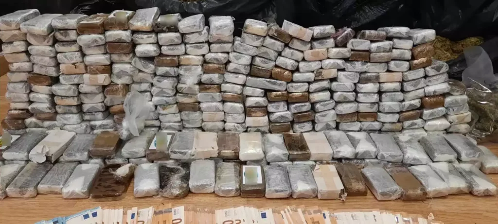 «Ντου» της αστυνομίας σε βίλα γεμάτη ναρκωτικά στην Αττική – Χειροπέδες σε 7 άτομα