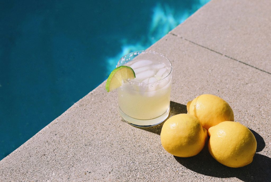 «Έγκαυμα Μαργαρίτας»: Τι είναι και τι θα πρέπει να προσέξετε στο beach bar