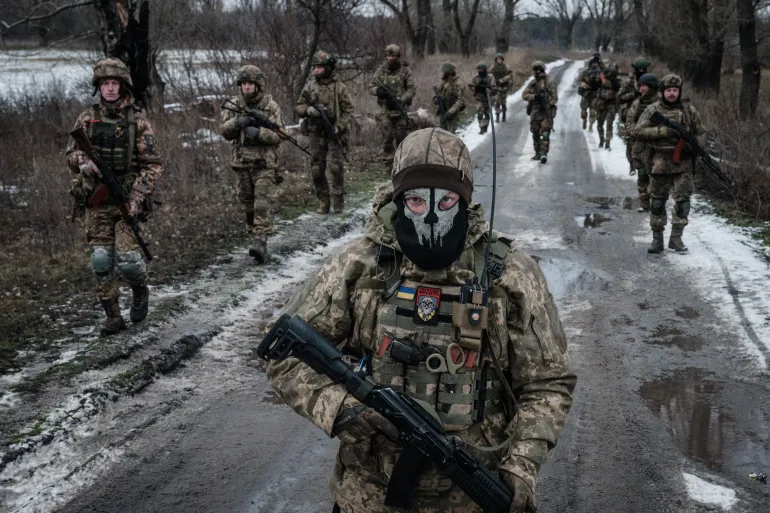 «Τρεχάτε ποδαράκια μου»: Η ουκρανική Στρατονομία κυνηγάει πολίτες στον δρόμο για να τους στείλει στα μέτωπα (βίντεο)