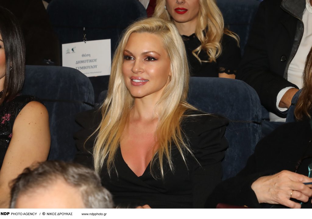 Θα σε κάνει να… ιδρώσεις – Οι πόζες της Β.Κάβουρα με μαγιό είναι «κόλαση» (φώτο)