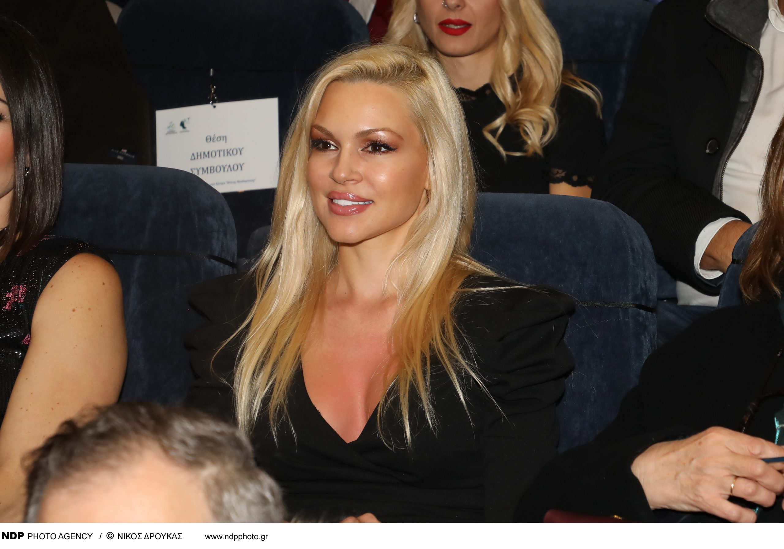 Θα σε κάνει να… ιδρώσεις – Οι πόζες της Β.Κάβουρα με μαγιό είναι «κόλαση» (φώτο)