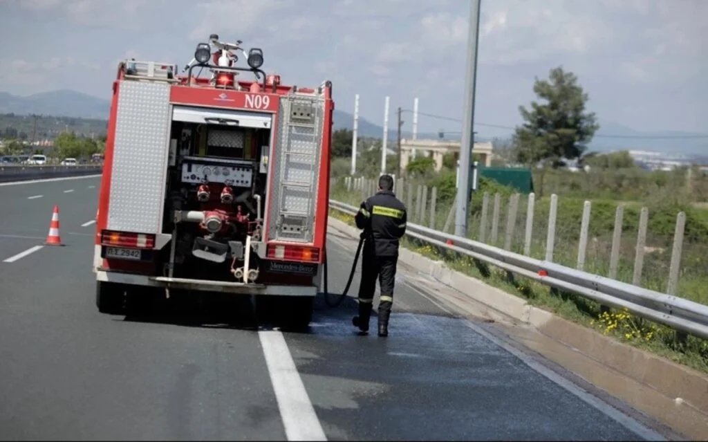 Τροχαίο στο ύψος της λίμνης Αλυκής προκάλεσε φωτιά στην εθνική οδό Αθηνών – Λαμίας