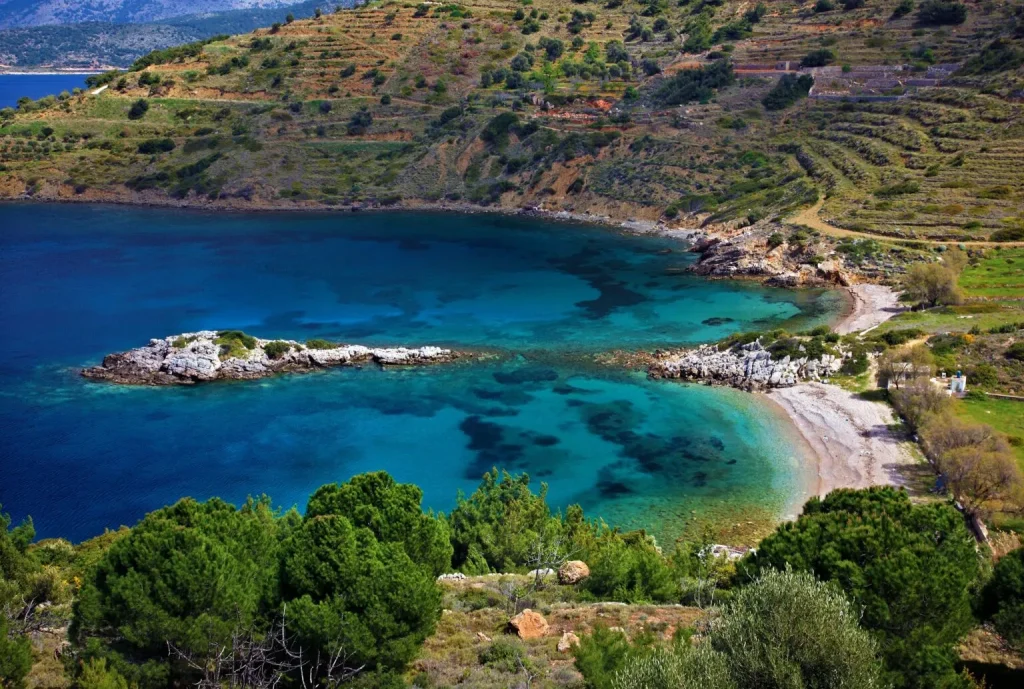 Αυτή είναι η ήσυχη παραλία της Χίου με τα γαλαζοπράσινα νερά – Είναι ιδανική για ζευγάρια