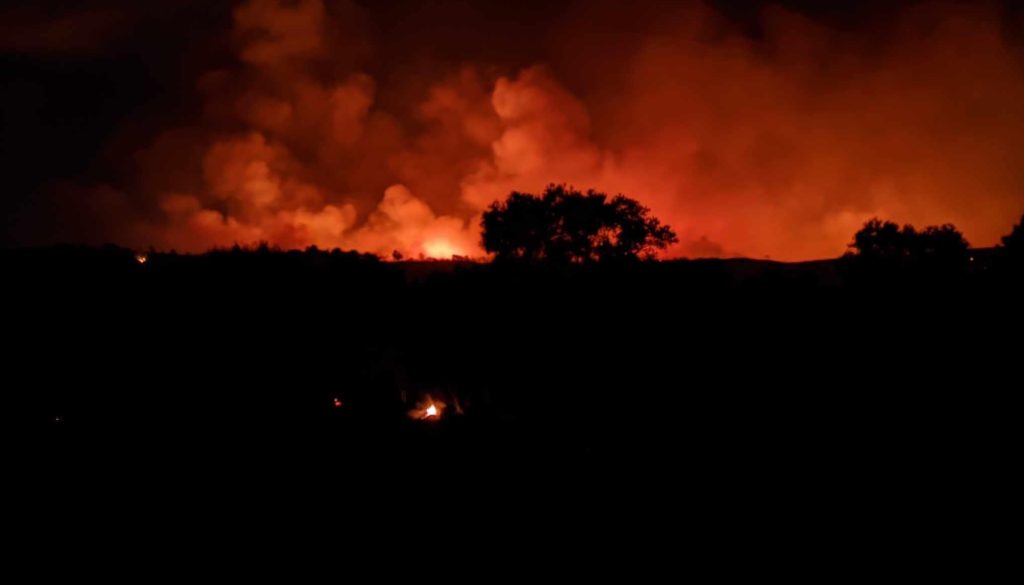 Εφιαλτική η κατάσταση  στη Ρόδο: Μήνυμα  για εκκένωση σε  Γεννάδι και Κιοτάρι – Εγκλωβισμένοι κάτοικοι σε παραλία