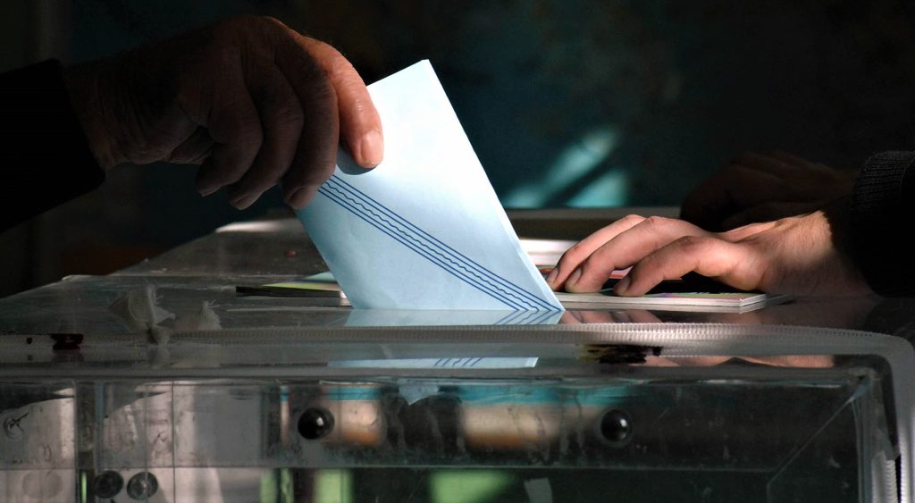 Η πρώτη δημοσκόπηση ένα μήνα μετά τις εκλογές: Στα ίδια η ΝΔ, «τσιμπάνε» ΠΑΣΟΚ, «Σπαρτιάτες» και Νίκη – Πέφτει ο ΣΥΡΙΖΑ