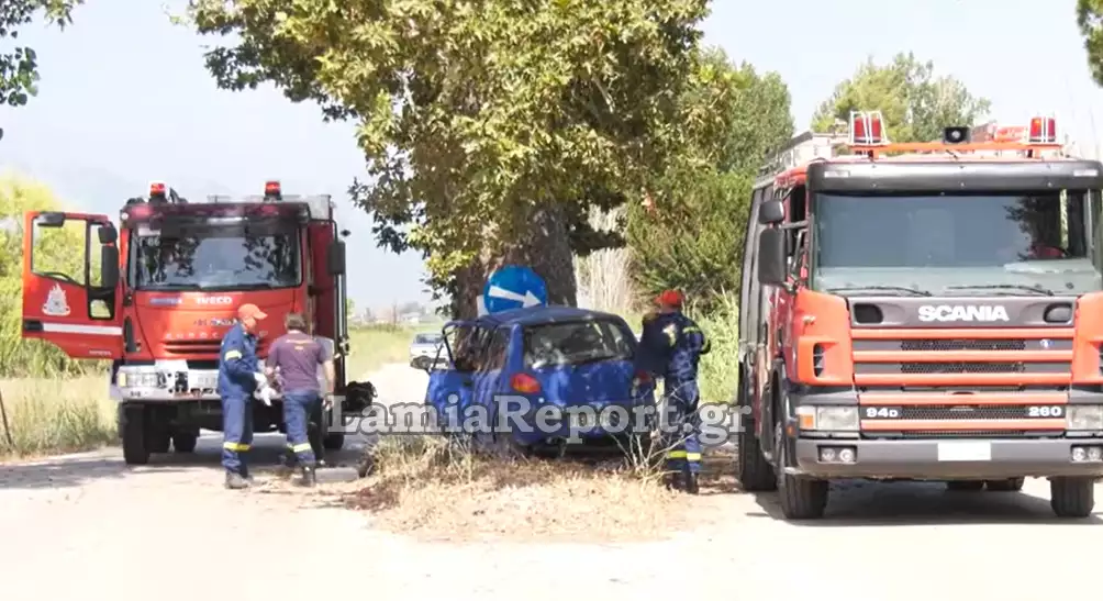 Βοιωτία: Νεκρός ο οδηγός αυτοκινήτου που «καρφώθηκε» σε δέντρο που βρισκόταν στη μέση του δρόμου (φωτό)