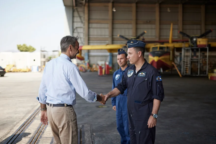 Κ.Μητσοτάκης από το αεροδρόμιο της Ελευσίνας: «Θα αποκτήσουμε το συντομότερο δυνατόν καινούργια Canadair»