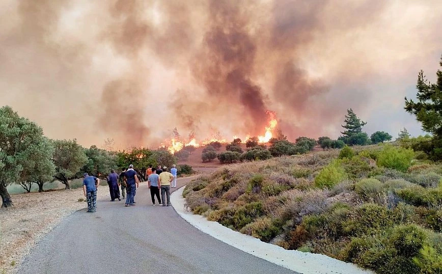 Ανεξέλεγκτη η φωτιά στη Ρόδο: Εκκενώθηκαν ξενοδοχεία – Απεγκλωβίστηκε ο Διοικητής της Πυροσβεστικής από το μοναστήρι (upd)