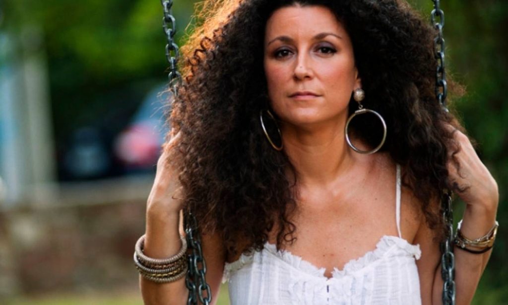 Κ.Βρανά: Ποζάρει γυμνή φορώντας μόνο τα κοσμήματά της (φωτο)