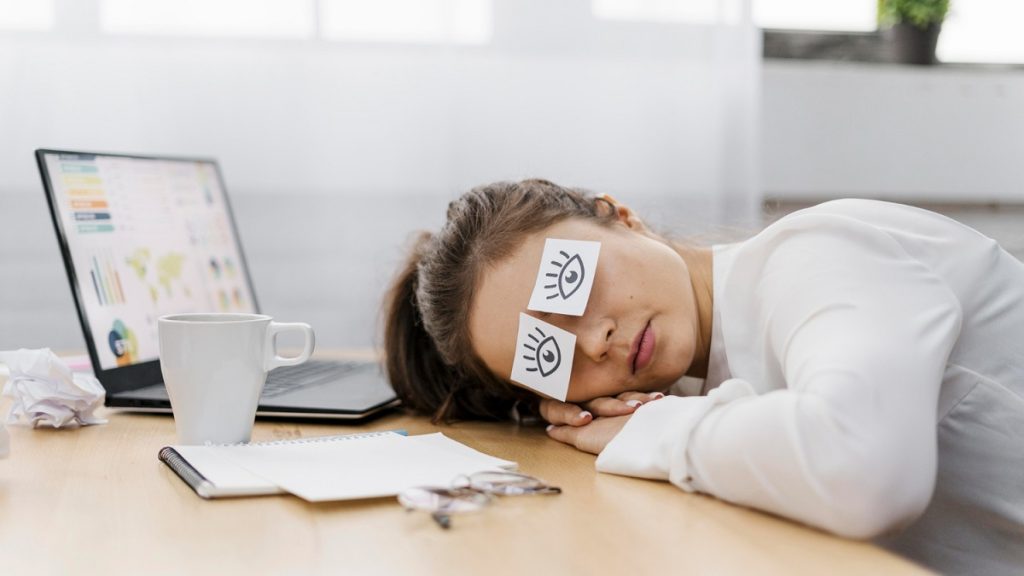 Το γρήγορο τεστ που θα σας αποκαλύψει αν σας λείπει ύπνος