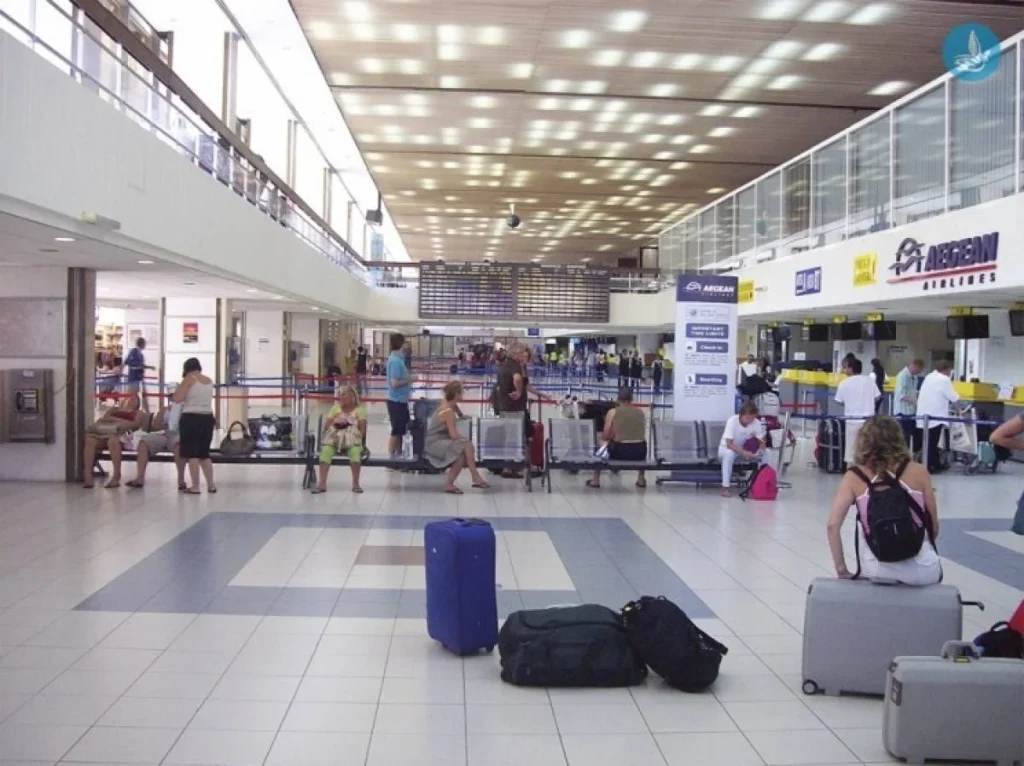 Φωτιά στη Ρόδο: Σε λειτουργία το Help Desk στο αεροδρόμιο για τους τουρίστες που έχασαν τα έγγραφά τους