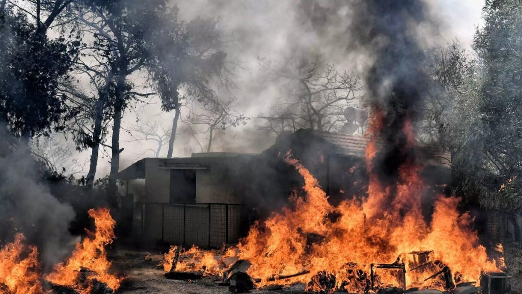 Μεγάλες φωτιές από την Ρόδο έως την Κέρκυρα: Εκκενώνονται πέντε οικισμοί στο βόρειο τμήμα του νησιού   (upd)