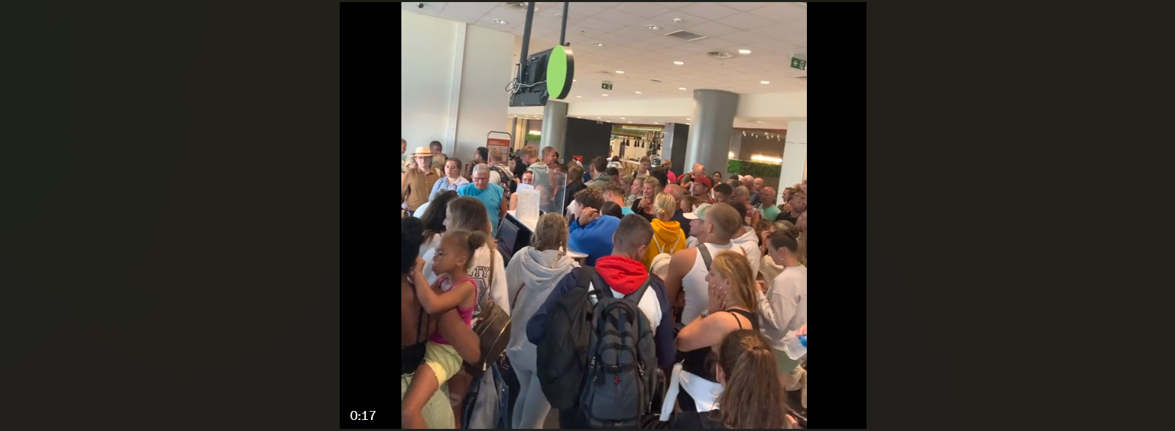 Φωτιά στη Ρόδο: «Όπου φύγει – φύγει» οι Βρετανοί τουρίστες – Το αδιαχώρητο στο αεροδρόμιο (βίντεο)