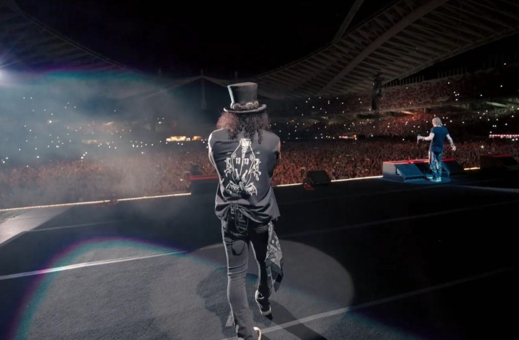 Κατάμεστο το ΟΑΚΑ για την συναυλία των Guns N’ Roses: Η στιγμή που το πλήθος τραγουδά για τα γενέθλια του Slash (βίντεο)