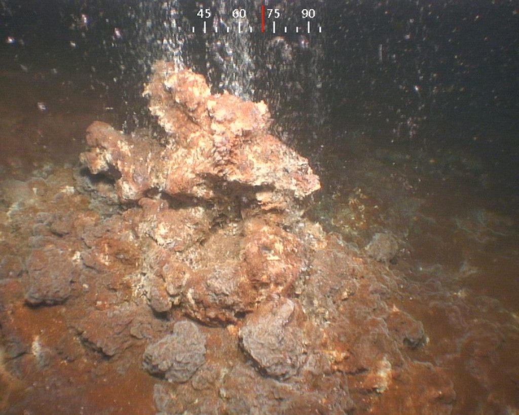 Σαντορίνη: Εντοπίστηκαν πολύπλοκα και υπερανθεκτικά μικρόβια στο υποθαλάσσιο ηφαίστειο του Κολούμπου (φώτο)
