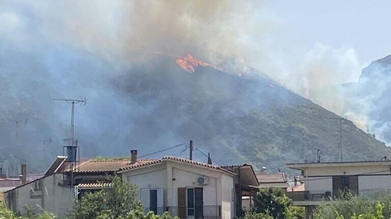 Αίγιο: Σε εξέλιξη η φωτιά στην θέση Δερβενάκια – Ισχυρές πυροσβεστικές δυνάμεις λόγω κινδύνου επέκτασης