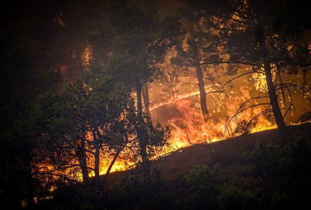 Αίγιο: Μήνυμα από το 112 για εκκένωση του χωριού Τράπεζα λόγω φωτιάς