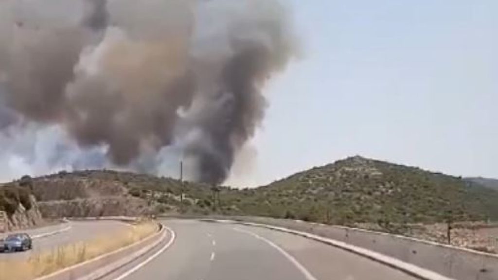 Καπνοί στην Εθνική Οδό από τη φωτιά στην Υλίκη Βοιωτίας