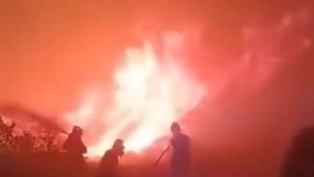 Πυρκαγιά στη Ρόδο: «Δες πώς βοηθάει ο αέρας» – «Σύμμαχος» για τις φλόγες (βίντεο)