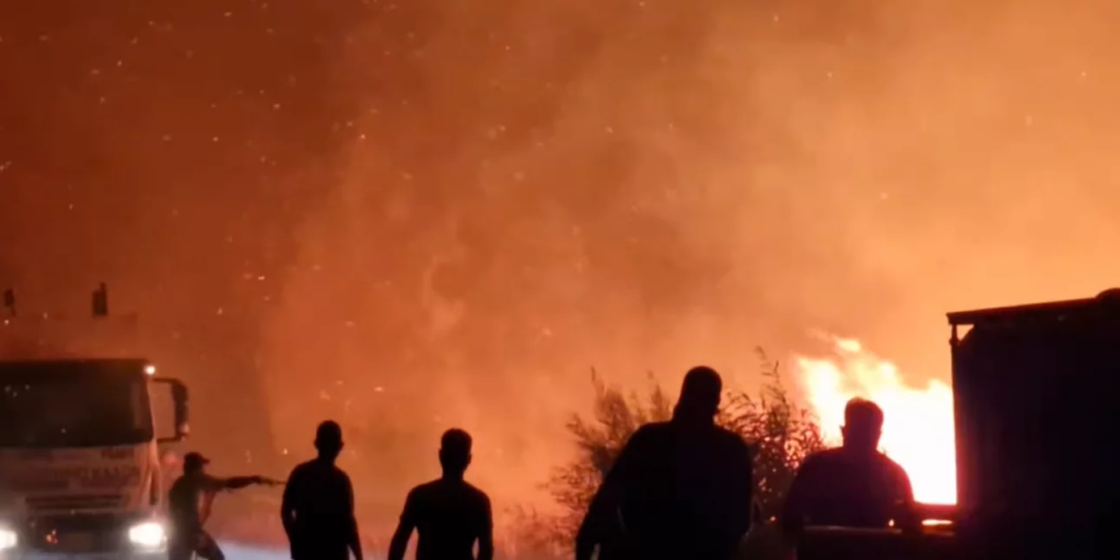 Σε τρία μέτωπα η πυρκαγιά στην Ρόδο – 30.000 απομακρύνθηκαν από τις εστίες τους – Αναζωπύρωση στο χωριό Ασκληπιείο (upd)