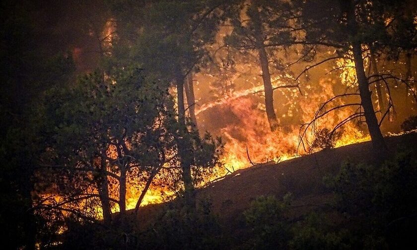 Κέρκυρα: H φωτιά πλησιάζει τους οικισμούς Σάντα και Μέγκουλα