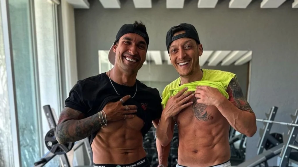 Γερμανία: Αντιδράσεις για το τατουάζ του Μεσούτ Οζίλ με το σύμβολο των Γκρίζων Λύκων