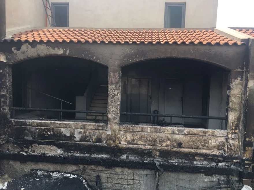 Στάχτες και αποκαΐδια: Αποκαρδιωτικές εικόνες από καμένο ξενοδοχείο στη Ρόδο (φωτο)