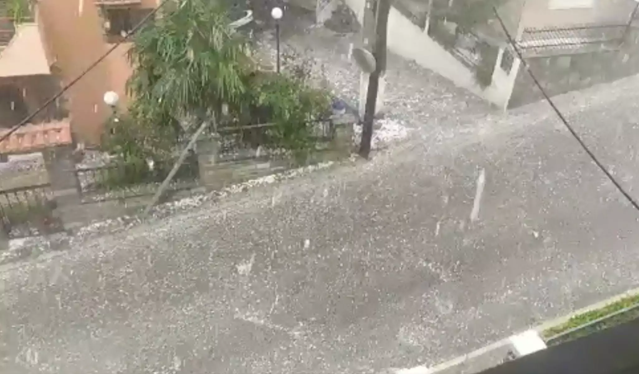 Καβάλα: Ξαφνικό μπουρίνι «σάρωσε» τα πάντα και προκάλεσε ζημιές σε αυτοκίνητα και καταστήματα