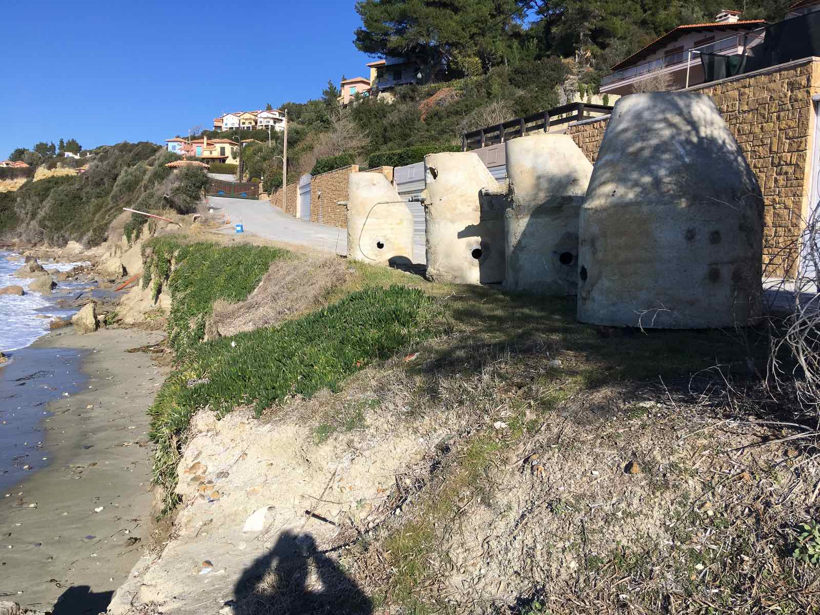 Επικίνδυνη κατάρρευση σε δρόμο στην Χαλκιδική: Πολίτες «παίζουν» με τα χιλιοστά για να βγουν από το σπίτι τους (βίντεο)