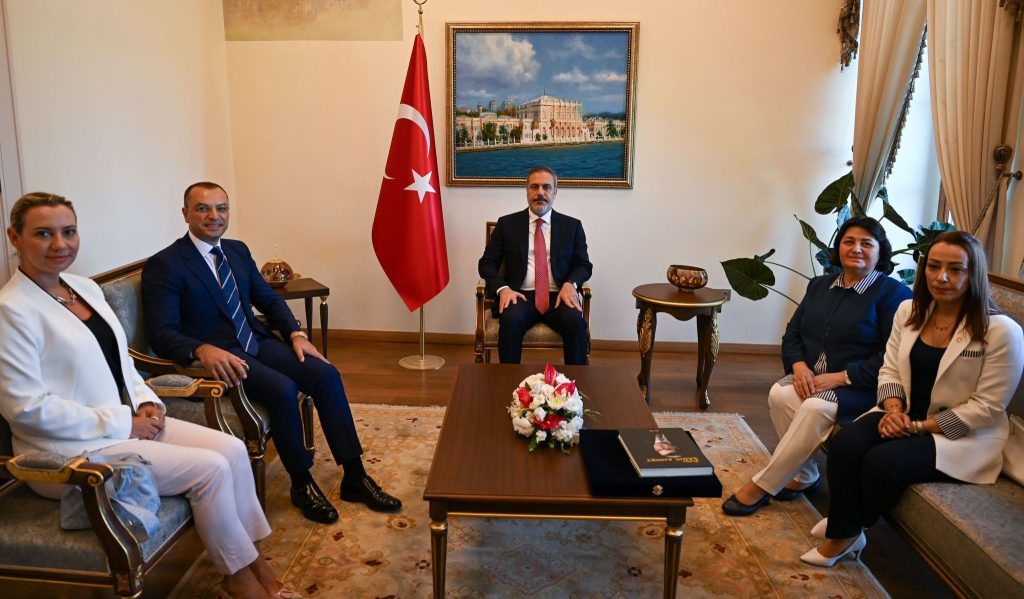 Κομοτηνή: Προκλητική τελετή για τον Σαδίκ Αχμέτ πραγματοποιεί το τουρκικό προξενείο